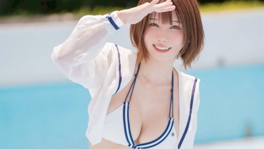 夏の陽光に映える白×ネイビー！　えなこ、ミューズ撮影会で爽やかビキニ姿を披露 | AppBank