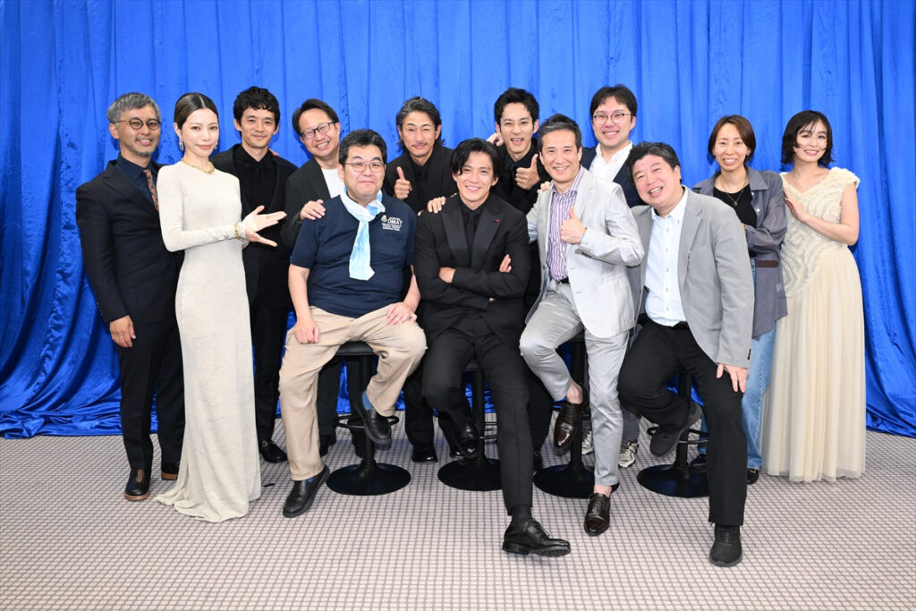 映画『フロントライン』小栗旬らキャストとモデルになった“実際のヒーロー”の再会記念ショット