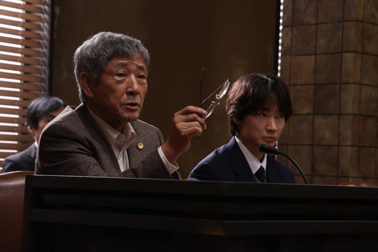 当てがなくなった薮下の弁護を湯上谷(小林薫)が引き受ける ©2007 福田ますみ/新潮社 ©2025「でっちあげ」製作委員会