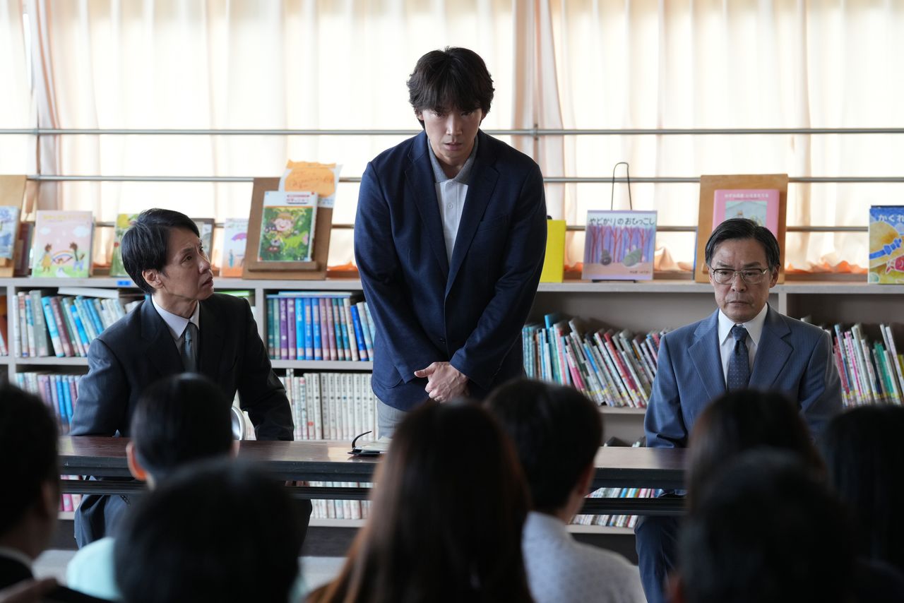 校長(光石研、右)と教頭(大倉孝二、左)に促され、保護者への説明会でその場しのぎに謝罪してしまう薮下 ©2007 福田ますみ/新潮社 ©2025「でっちあげ」製作委員会