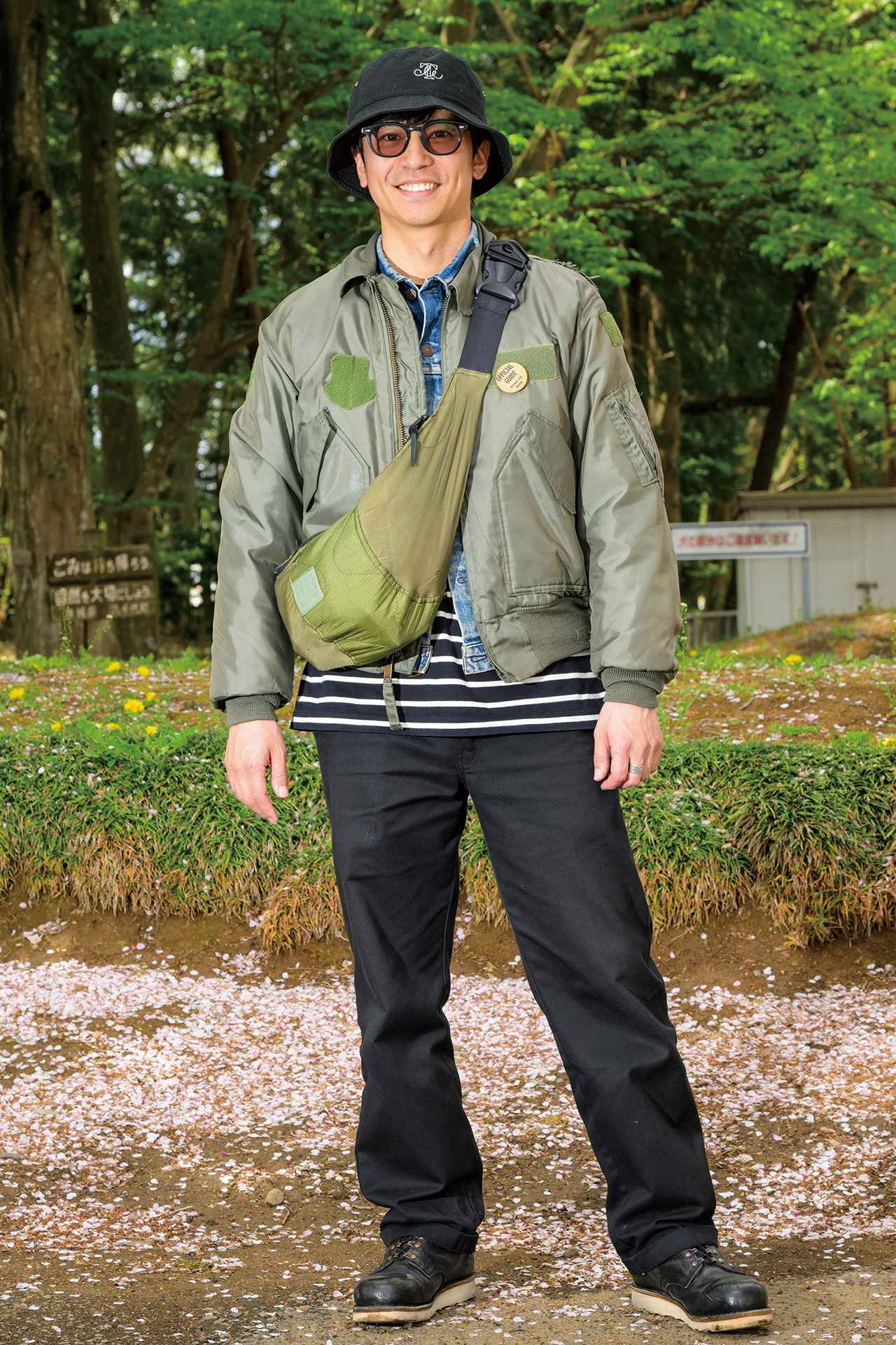 画像: 古着のフライトジャケットとリーバイスのデニムジャケットを重ね、ディッキーズのパンツを合わせたスタイルがとてもお似合い。ハットは牧田さんのイニシャルT・Mが入ったオリジナルグッズです。