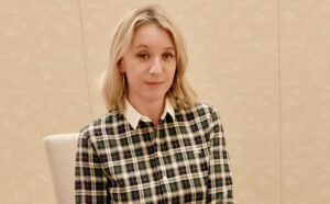 「秋が来るとき」リュディビーヌ・サニエ、21年ぶりのフランソワ・オゾン作品 「8人の女たち」秘話も明かす - 映画.com