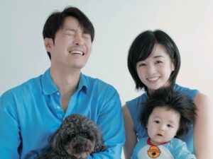 俳優シム・ヒョンタクの“18歳年下”日本人妻・サヤさん、愛息の生後100日記念家族写真を公開！【PHOTO】 | cinemacafe.net