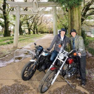 舞台俳優・牧田哲也さんとゆくバイク旅【神社ソムリエ・佐々木優太の開運ツーリング】 (1/2) - webオートバイ