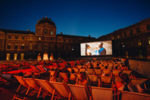 Cinéma Paradiso Louvre 夏の夜、ルーヴル美術館中庭で映画鑑賞。 - OVNI