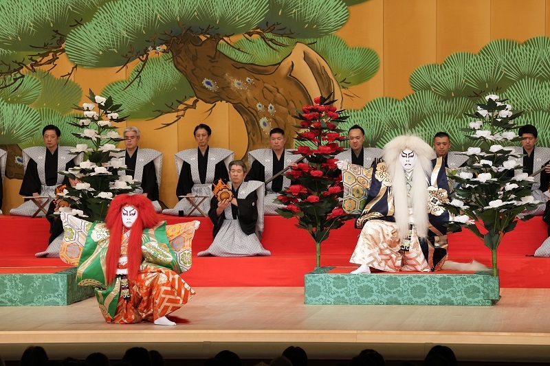 夜の部『連獅子』（左より）仔獅子の精=尾上菊之助、親獅子の精=八代目尾上菊五郎 ／(C)松竹