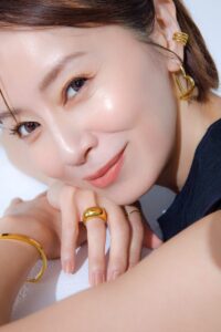 プチプラな【金属アレルギー対応アクセ】が使える！ 鈴木亜美さんが魅せる”ほぼ黒ファッション” – STORY [ストーリィ] オフィシャルサイト