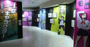 「ダンダダン」原画展、迫力の見開き生原稿がズラリ 邪視のブリーフはガラスケース入り - ナタリー