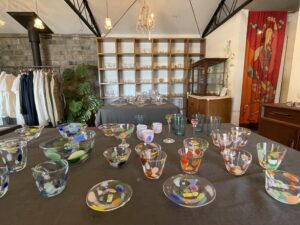 「吹きガラスの世界│JIKE HAUS 企画展│」へ。／寺家ふるさと村・神奈川 | LEE