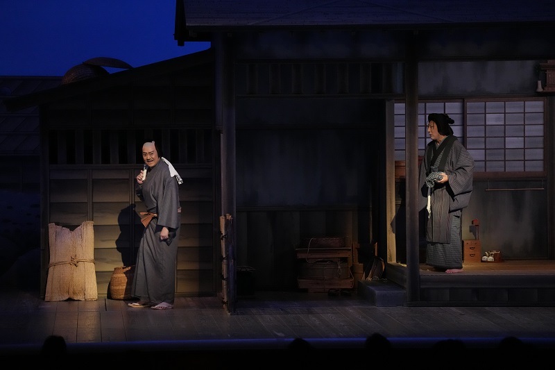 夜の部『芝浜革財布』（左より）魚屋政五郎=尾上松緑、政五郎女房おたつ=中村萬壽 ／(C)松竹