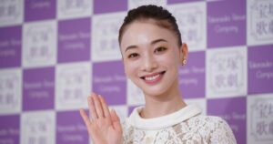 ベルばらで退団意識「最後の日まで私らしく」 宝塚雪組トップ娘役の夢白あやさんが会見 - 産経ニュース