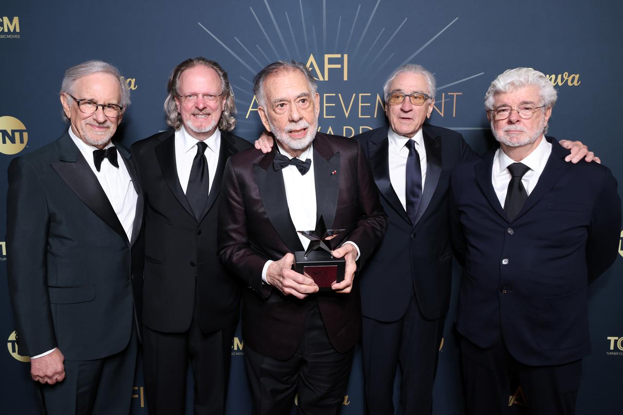 画像: AFI生涯功労賞を受賞し、（左から）スティーヴン・スピルバーグ、ボブ・ガザルAFI会長、（ひとりおいて）ロバート・デ・ニーロ、ジョージ・ルーカスと記念撮影