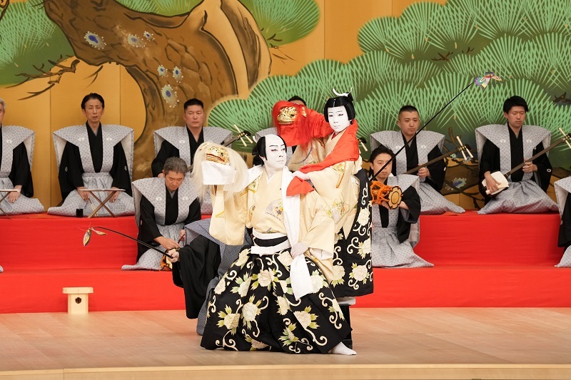 夜の部『連獅子』（左より）狂言師右近=八代目尾上菊五郎、狂言師左近=尾上菊之助 ／(C)松竹