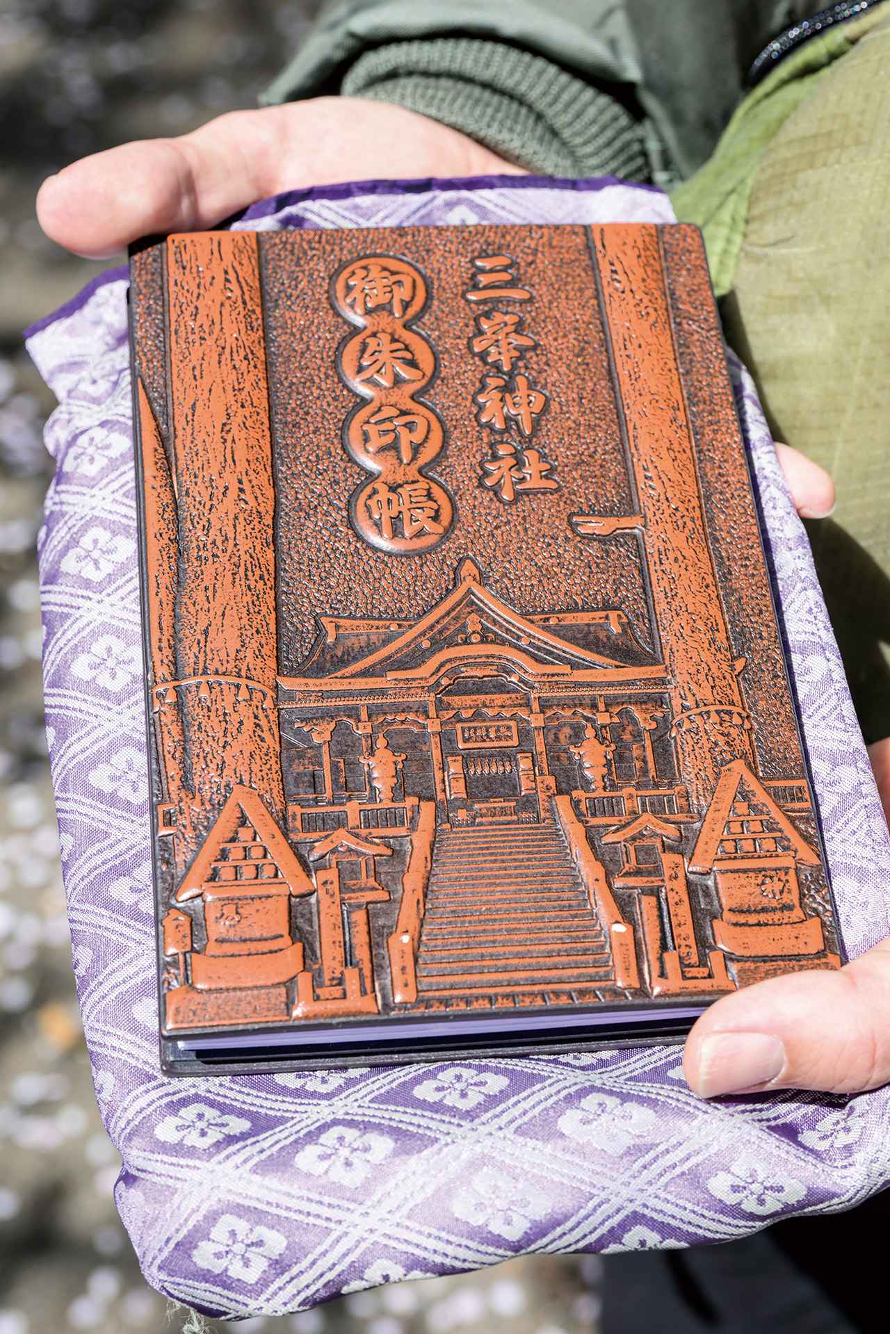 画像: 普段から神社がお好きだという牧田さん。御朱印帳を持参されたゲストは初めてです！ 御朱印帳は三峯神社、収納袋は伊勢神宮のものだとか。