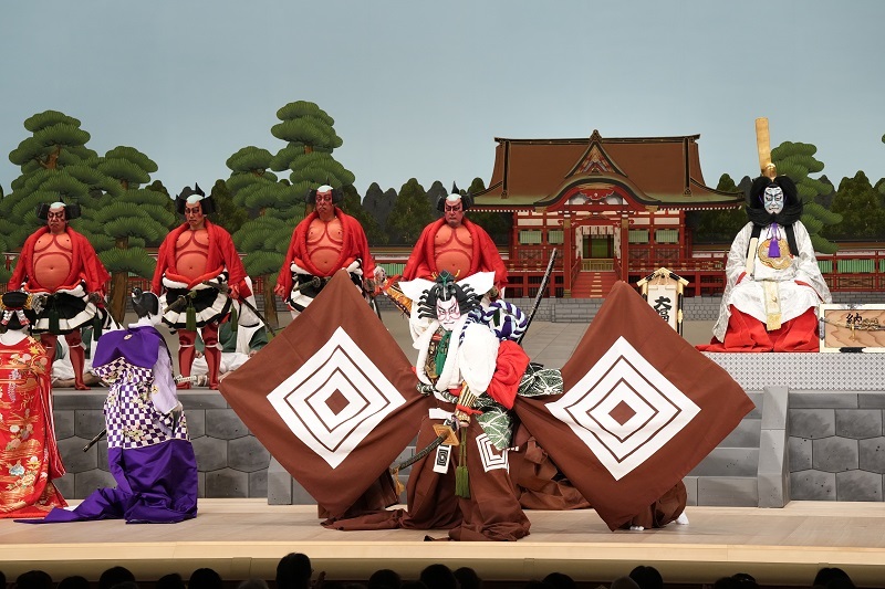 夜の部『暫』左より、（前）桂の前=中村魁春、加茂次郎=中村梅玉、鎌倉権五郎=市川團十郎、（前）荏原八郎=中村種之助、足柄左衛門=中村歌昇、東金太郎=市川男女蔵、成田五郎=市川右團次、清原武衡=中村芝翫 ／(C)松竹