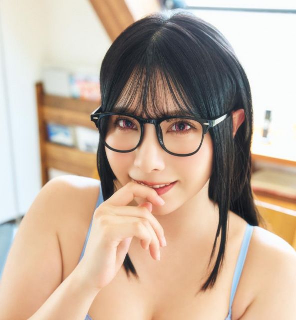 三橋くん、『ヤンマガ』初登場　人気マンガとコラボグラビアで黒髪・黒縁メガネ姿に | | ORICON NEWS