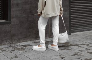 スウェットパンツを大人が「おしゃれに」はきこなすコツ【海外ファッションに学ぶ】 | ファッションエディター高橋香奈子 40代からの海外移住 | mi-mollet（ミモレ）