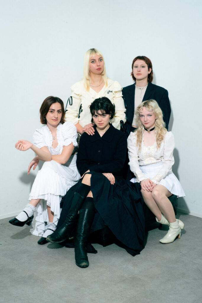 The Last Dinner Party【CHATTING MUSIC おしゃべりしたい音楽のこと vol.20】 – 装苑ONLINE
