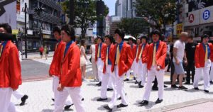 “ニセルパン”33人が渋谷に登場！「銭形と2人のルパン」イベントでチラシやステッカー配る - ナタリー