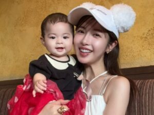 「聖母子像かと」くみっきー、イケメン夫＆2人の子どもとディズニー満喫！ 娘の顔出しショットに「天使！」(All About NEWS) - goo ニュース