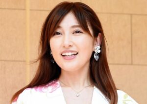 42歳レジェンドの優美なヴィーナスライン　変形水着で鍛え上げた美ボディ見せつけ　