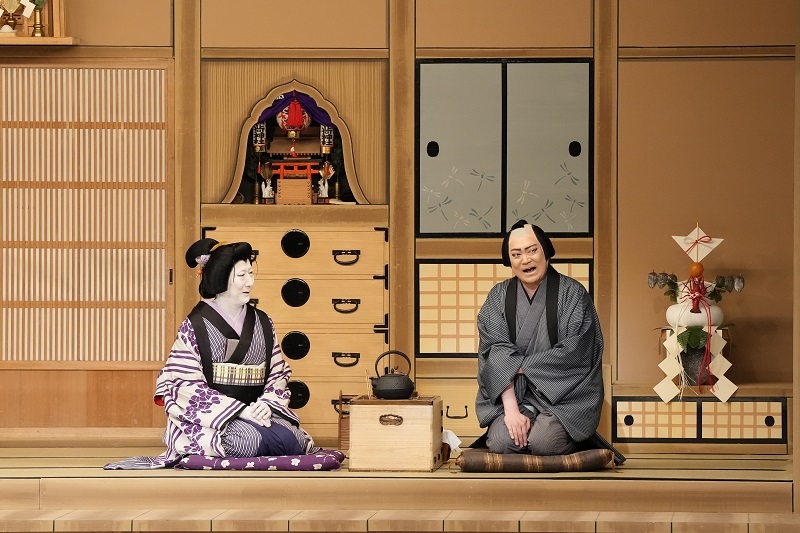 夜の部『芝浜革財布』（左より）政五郎女房おたつ=中村萬壽、魚屋政五郎=尾上松緑 ／(C)松竹