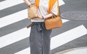 シャツワンピースを腰に巻いてアレンジ！ゆるんで落ちない裏技も【FUDGE 7月号連動企画-本屋で働く着まわし上手なあの子 | DAY 06】 | FUDGE FRIEND | ファッション