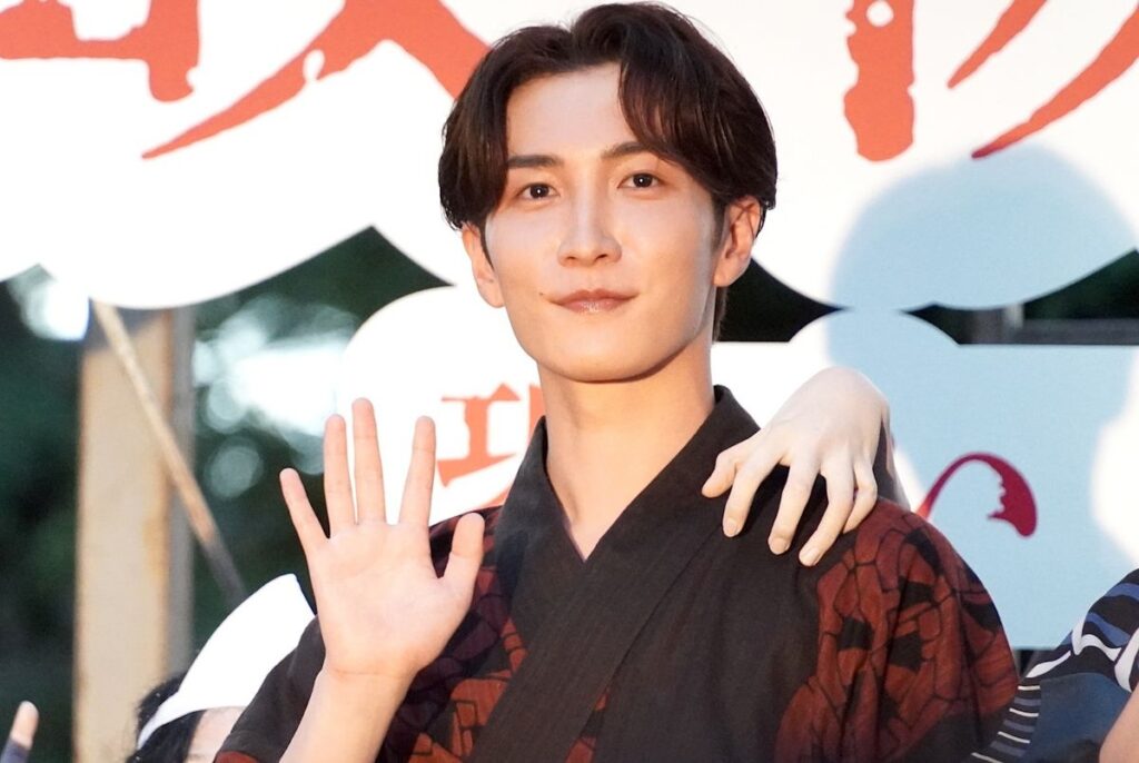Snow Man渡辺翔太、浴衣姿で新宿の盆踊り大会にサプライズ登場！空に虹がかかり、「映画がヒットする予感がします」と興奮｜最新の映画ニュースならMOVIE WALKER PRESS