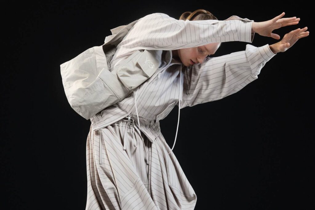 Y-3 2026年春夏コレクション、身体の躍動と変化が繋ぐファッションとスポーツ – ファッションプレス Y-3 2026年春夏コレクション、身体の躍動と変化が繋ぐファッションとスポーツ - ファッションプレス