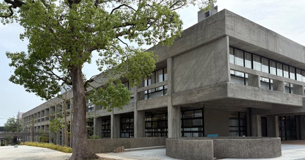坂倉準三建築の名作がホテルとして再生。公共図書館と一体となった新しいかたちの宿泊施設｜Page 7 - 美術手帖