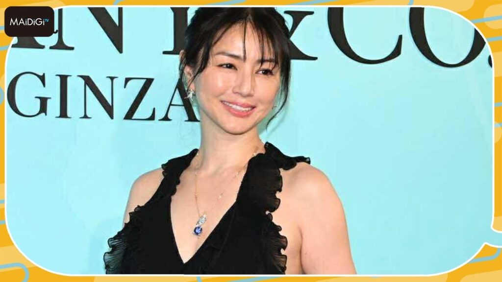 49歳・井川遥、深Vネックのドレス姿で魅了！　「40代は子育てと仕事で充実」