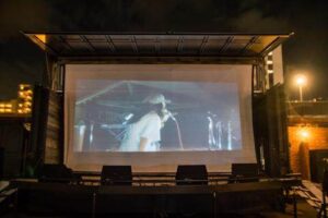屋外ビアラウンジが明治公園に、『時をかける少女』上映の野外映画イベントも - ファッションプレス