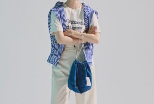 Tシャツ×デニムのホワイトコーデ。ブルーを差して清涼感たっぷりに仕上げましょう【FUDGE 8月号連動企画- ホットな夏を楽しむ10コのTIPS!| DAY 04】 | FUDGE FRIEND | ファッション