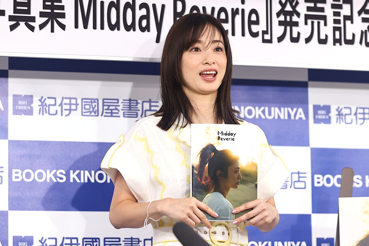 上戸彩 15年ぶり写真集『Midday Reverie』でファンとの交流が「嬉しい機会」4