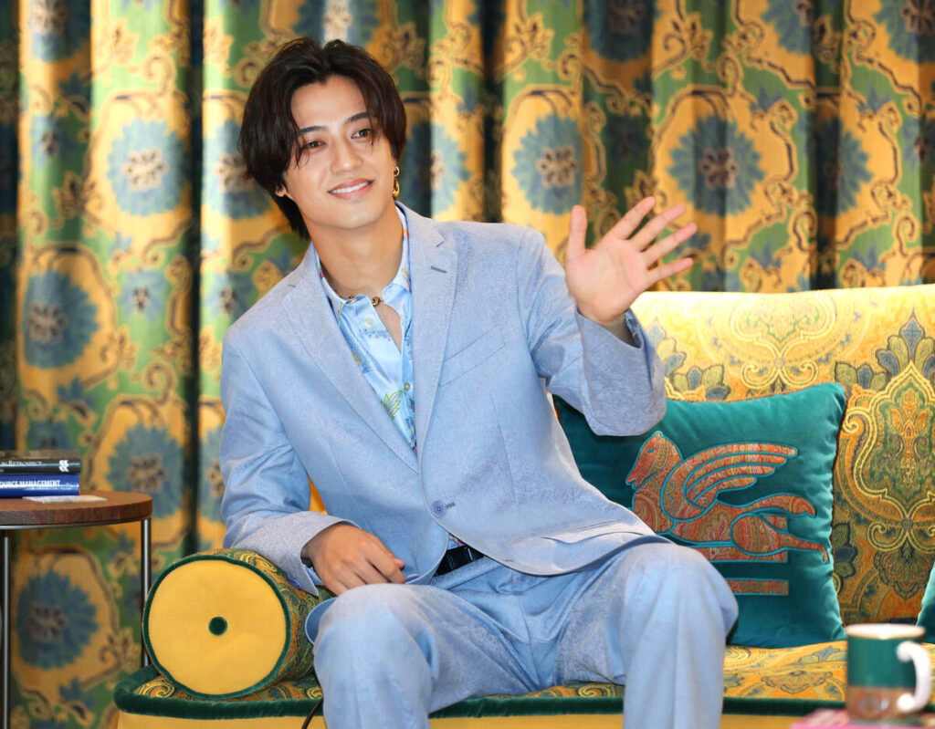 エトロホームのイベントでフォトセッションするＫｉｎｇ＆Ｐｒｉｎｃｅの髙橋海人（カメラ・堺　恒志）