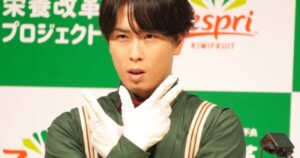 Snow Man宮舘涼太“隊長”、隊員のハプニングにもエレガントに対応「みなさん、なにもみてません」 - ORICON