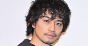 斎藤工、“妻&娘”と3ショット「素敵な家族写真ですね」「パパとママの優しい笑顔も素敵」「またこんな幸せな家族の時間が戻ってくるのかな…」 ドラマファンそわそわ - ORICON