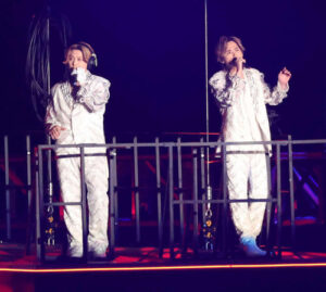 東京公演で熱唱する堂本剛（左）と堂本光一（2025年1月撮影）