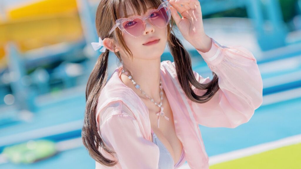 水色×ピンクの甘い魅力！　えなこ、セクシーキュートな水着衣装を披露 | AppBank