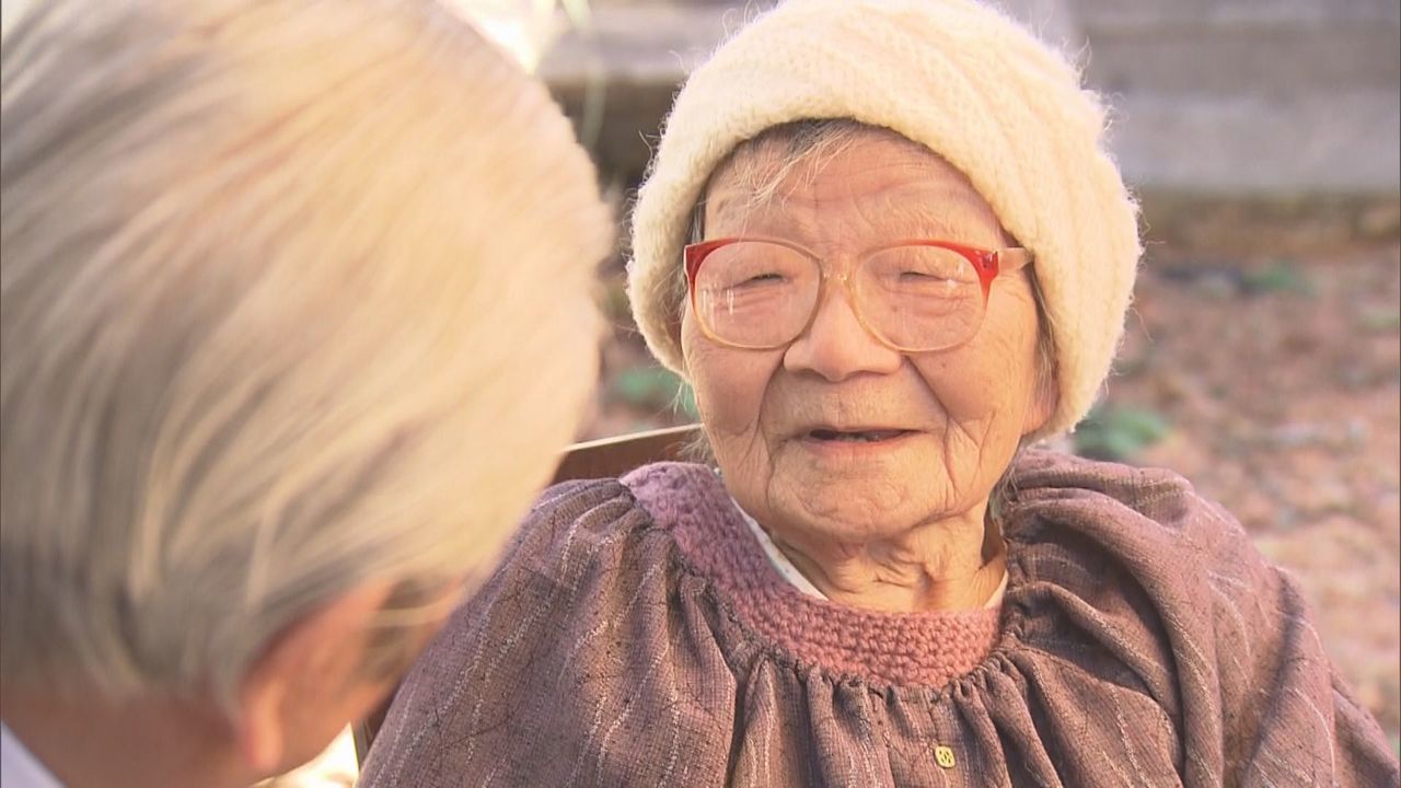 宏之氏を招き、柔らかい表情で話す安江玲子さん　©テレビ朝日