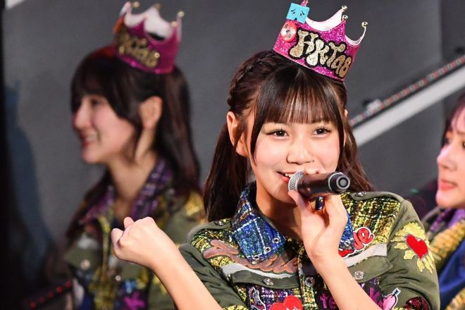 所属するチームKⅣの劇場公演で歌う猪原絆愛さん＝2025年1月、福岡市、提供以外はいずれも松村北斗撮影