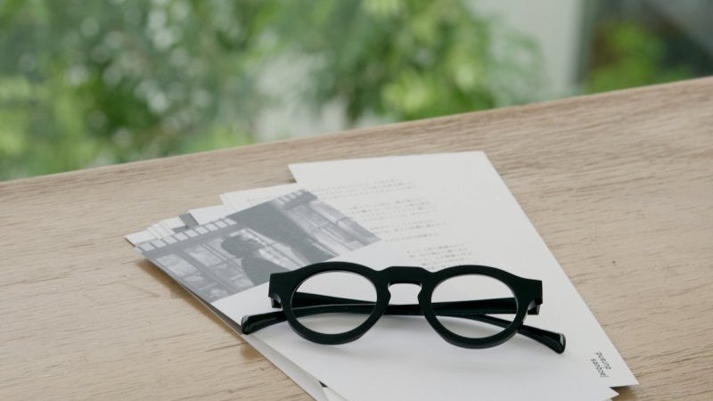 坂本龍一が愛した眼鏡ブランドからアートブック発売。芥川賞作家との往復書簡で紡ぐ「まなざしの文化」とは｜Pen Online