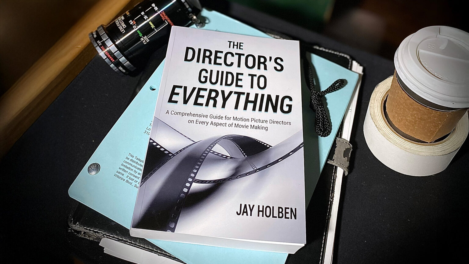 ジェイ・ホルベン著『The Director’s Guide to Everything』- あらゆるレベルの監督のための 600 ページの本