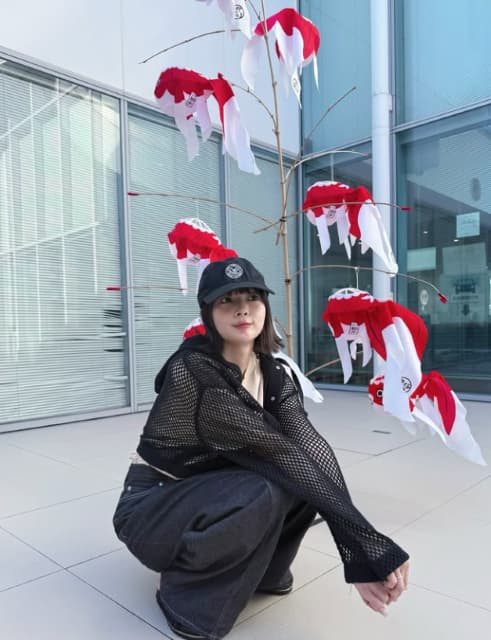 「どう見ても金魚やろ」岡田紗佳がおしゃれなファッションでのオフショットをシェアしファン歓喜 | 話題の投稿 | スポーツブル (スポブル)