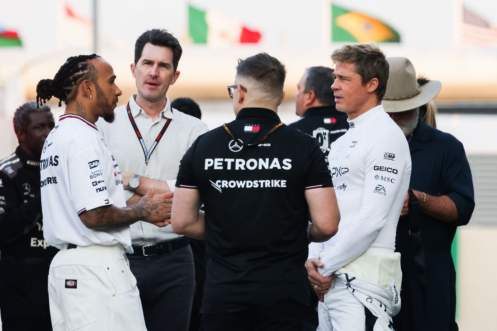 ルイス・ハミルトン、ジョセフ・コシンスキー監督、ブラッド・ピットLewis Hamilton of Mercedes Brad Pitt actor playing Sonny Hayes a driver of the fictional...