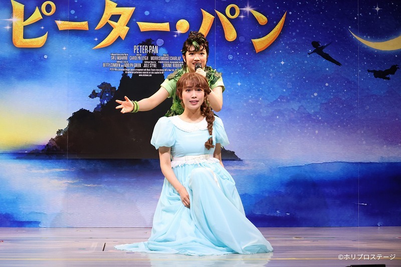 奥より)ピーター・パン役:山崎玲奈、ウェンディ役:山口乃々華