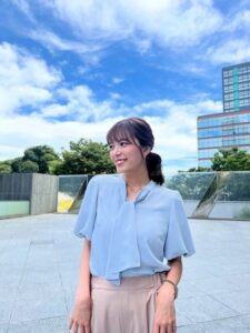 「夏空に映える“品と爽やかさ”」。三谷紬が午後ニュースで見せた清涼感コーデ | 話題の投稿 | スポーツブル (スポブル)