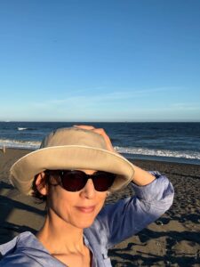 「◯◯◯が遠くに〜」鈴木保奈美、芸能人オーラ満載グラサン姿で"拡大必須!?"な波打ち際ショット公開！ | 話題の投稿 | スポーツブル (スポブル)