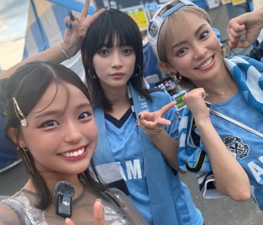 「ナイスショットだね、ドキン！」サッカー美女子、美人女優＆美女ドラマーとの”レア・3ショット”をスタジアムで披露！ | 話題の投稿 | スポーツブル (スポブル)
