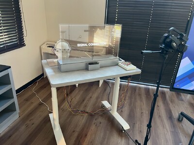 XR Japan株式会社、ドラマ『誘拐の日』に撮影協力 ― 透明OLEDディスプレイと非接触操作技術で"未来の研究室"を演出